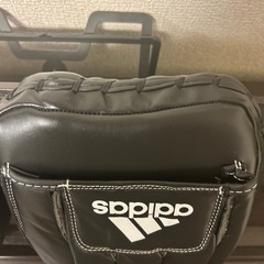 最終お値下げ！！adidas パンチングミット 黒 ストライプの画像
