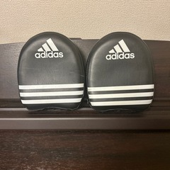 最終お値下げ！！adidas パンチングミット 黒 ストライプの画像