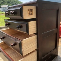 中古　北海道民芸家具　直線的なフォルムとシックな色合いが美しいサイドチェストの画像