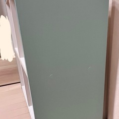 淡い水色の本棚の画像