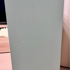 淡い水色の本棚の画像