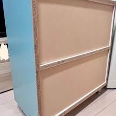 淡い水色の本棚の画像