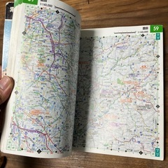 バイク用バッテリー充電器と地図の画像