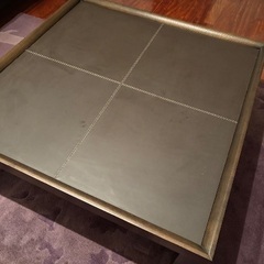正方形センターテーブル100x100x35cm テーブル台は革張り、4本脚の画像