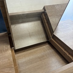 ドレッサー付きテーブルの画像