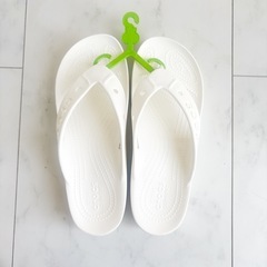 【新品】クロックス　crocs レディースサンダル　２４センチ　ホワイト　白　厚底　おまけ＋スニーカー の画像