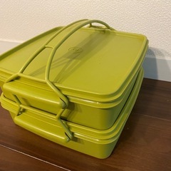 Tupperware グリーン保存容器 2個セット弁当レジャーアウトドアタッパーの画像