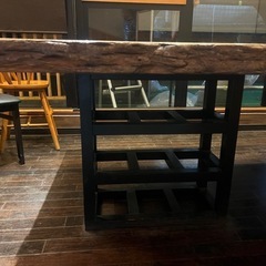 一枚板のテーブルの画像