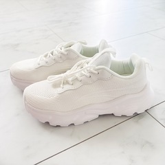 【新品】クロックス　crocs レディースサンダル　２４センチ　ホワイト　白　厚底　おまけ＋スニーカー の画像