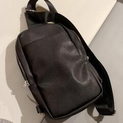 黒とベージュのショルダーバッグの画像