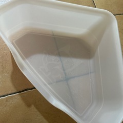 部屋の角に置ける猫用トイレの画像
