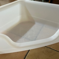 部屋の角に置ける猫用トイレの画像
