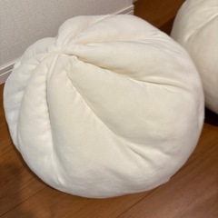 ニトリ　肉まんクッション二個の画像