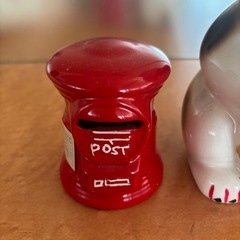 招き猫と、POST貯金箱の画像