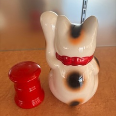 招き猫と、POST貯金箱の画像