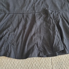 黒の裾ひらひらTシャツの画像
