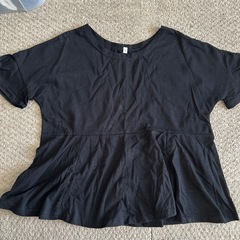 黒の裾ひらひらTシャツの画像