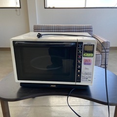 ソファ、テレビ、電子レンジ、ホットカーペットの画像