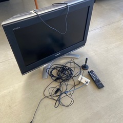 ソファ、テレビ、電子レンジ、ホットカーペットの画像