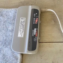 ソファ、テレビ、電子レンジ、ホットカーペットの画像