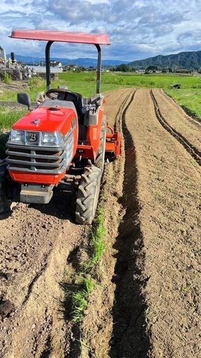 クボタトラクターB92！四輪駆動、19.5馬力。705時間。 クボタトラクターB92！四輪駆動、19.5馬力。 ギアとエンジンオイルは今月交換済みです。エンジンベルトも今月交換済みです。 古いトラクターですので、現車確認をお願いいたします