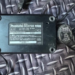 マキタ　ペン型インパクト用充電器&バッテリー の画像