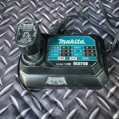マキタ　ペン型インパクト用充電器&バッテリー の画像