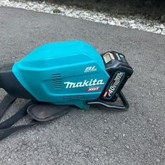マキタ　充電式草刈り機　40vmax バッテリー1個と充電器、刃付きの画像