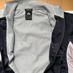 🌬️adidasウィンドブレーカー上下(130サイズ)の画像
