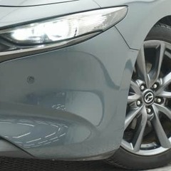 落ち着いたボディーカラーと内装の赤がちょうどいい　MAZDA3😎😎😎の画像