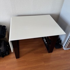 ダイニングテーブルの画像