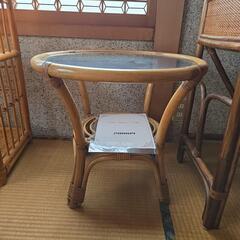 ラタン　椅子とテーブルの画像