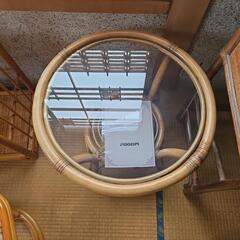 ラタン　椅子とテーブルの画像