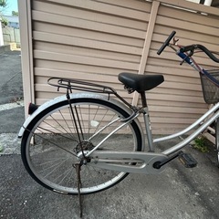 自転車と空気入れの画像
