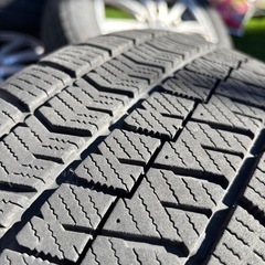 205/60R16のブリヂストン製ブリザックVRX2スタッドレスタイヤとホイール4本セット。の画像