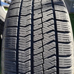 205/60R16のブリヂストン製ブリザックVRX2スタッドレスタイヤとホイール4本セット。の画像