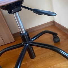 黒の布のキャスター付き椅子、チェアー木目調の画像