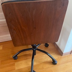 黒の布のキャスター付き椅子、チェアー木目調の画像