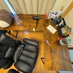オフィスデスク、チェアセットの画像