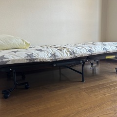 シングルベッド　枕、マットレス付きの画像