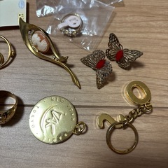 金メッキ ブローチ イヤリングなどアクセサリーの画像