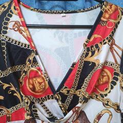 派手め柄ツルツルTシャッ新品未使用の画像