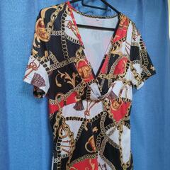 派手め柄ツルツルTシャッ新品未使用の画像