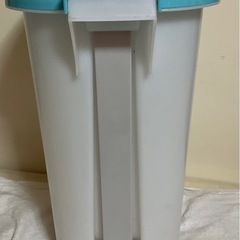 フットペダル付ゴミ箱  ゴミ箱  24✖️35✖️h 40cm  15ℓ白に水色の蓋 の画像