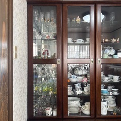 美品 TAKEDOMI 木製ガラスキャビネット 食器棚 ガラス戸 ハックベリーの画像