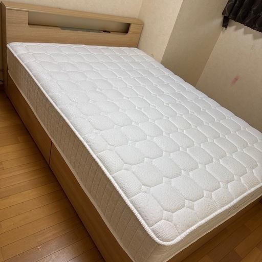 ダブルベッドマットレス付