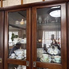 美品 TAKEDOMI 木製ガラスキャビネット 食器棚 ガラス戸 ハックベリーの画像