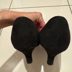 パンプス 黒 スエード ポインテッドトゥ ハイヒールの画像
