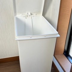 白のゴミ箱の画像