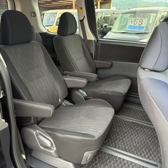 SKY BLUE MOTORです🙇平成22年式　ヴォクシー　後期モデル　人気のブラック　ＺＳ　7人乗り　フリップダウンモニター　フルセグナビTV ユーザー買取車　ワンオーナー車の画像